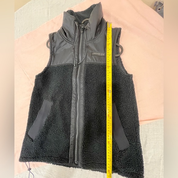 Under Armour Black Sherpa Vest - Picture 6 of 7